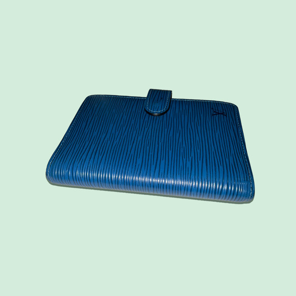 LOUIS VUITTON  Blue Epi leather Small  Ring Agenda Cover. - Picture 15 of 16